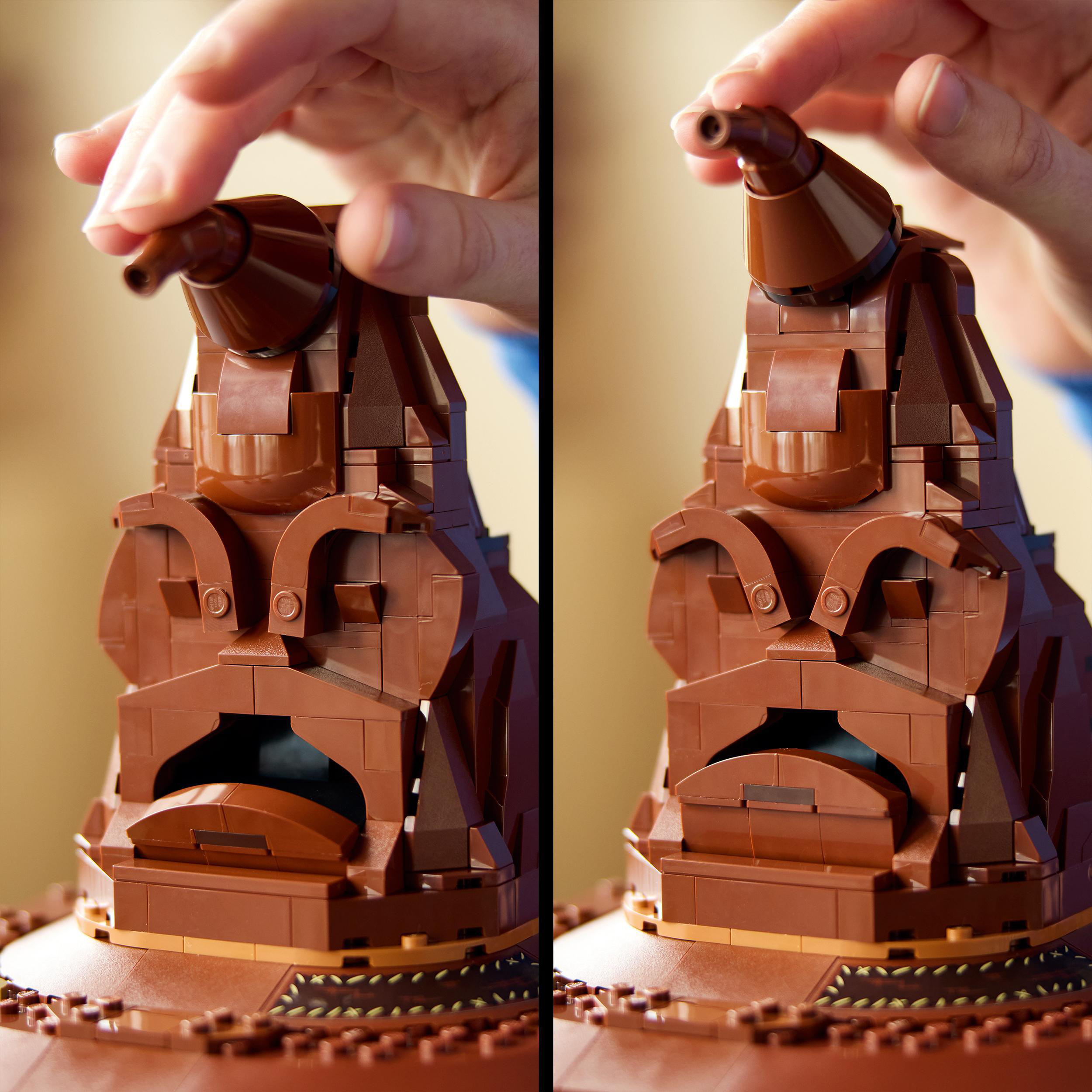 Zwei Bilder eines Lego-Huts, der von Händen zusammengebaut wird. Braune Steine, Nahaufnahme.