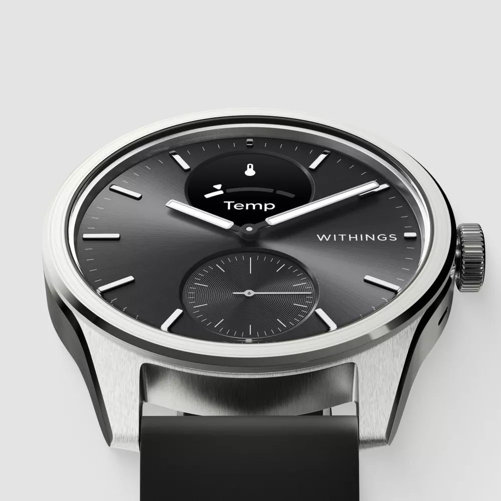 Ezüst okosóra közelképe fekete számlappal. Withings márkanév látható.