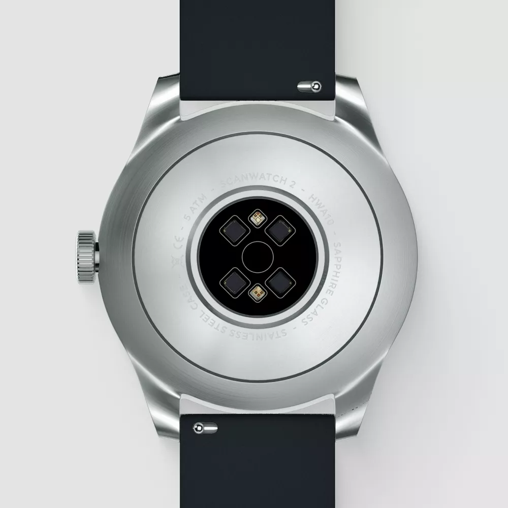Okosóra hátulnézete fekete szíjjal, érzékelőkkel és a 'SCANWATCH 2' felirattal.