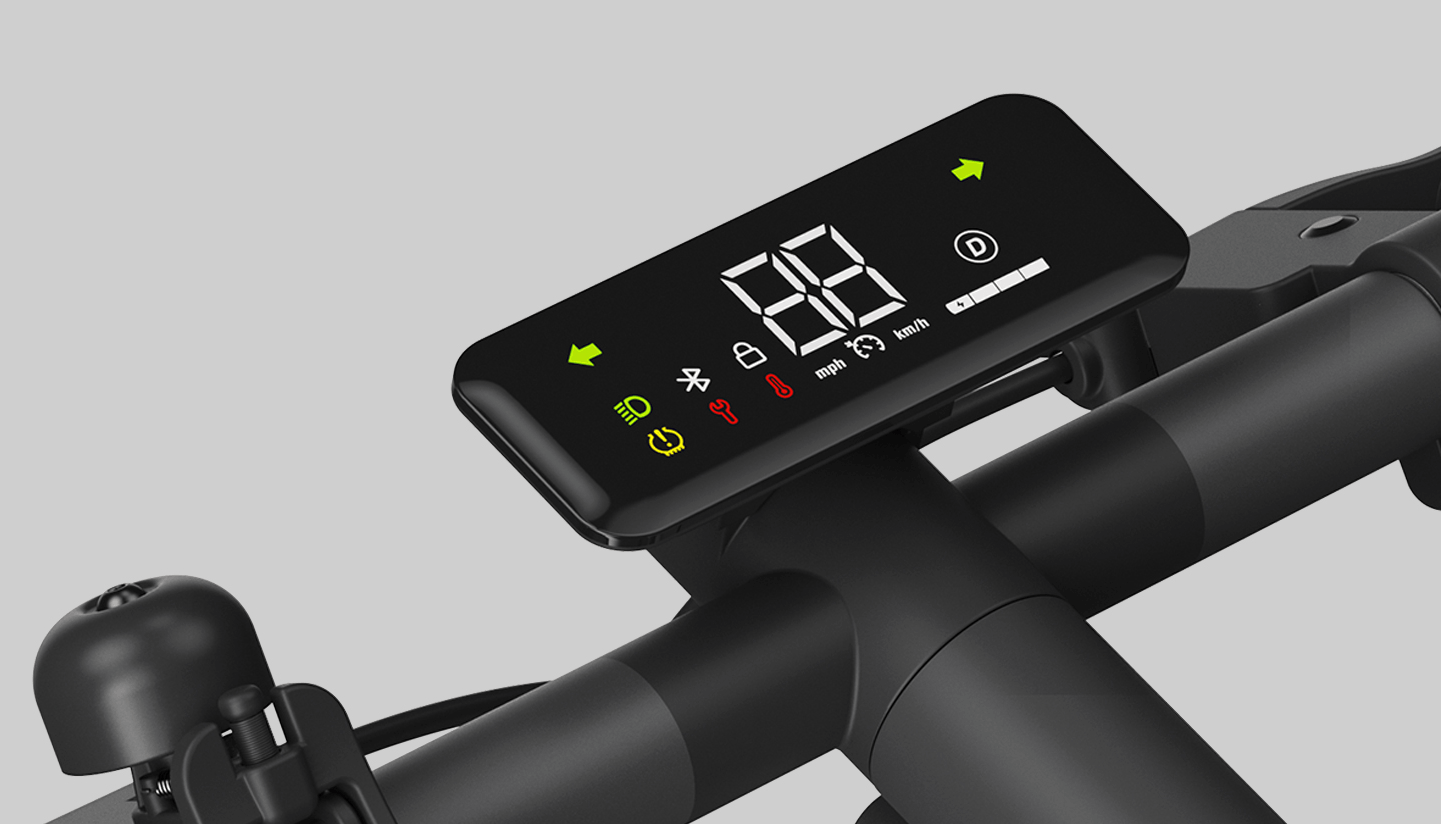 Nahaufnahme eines E-Scooter-Displays, das Geschwindigkeit, Batterie und andere Anzeigen auf einem schwarzen Lenker zeigt.