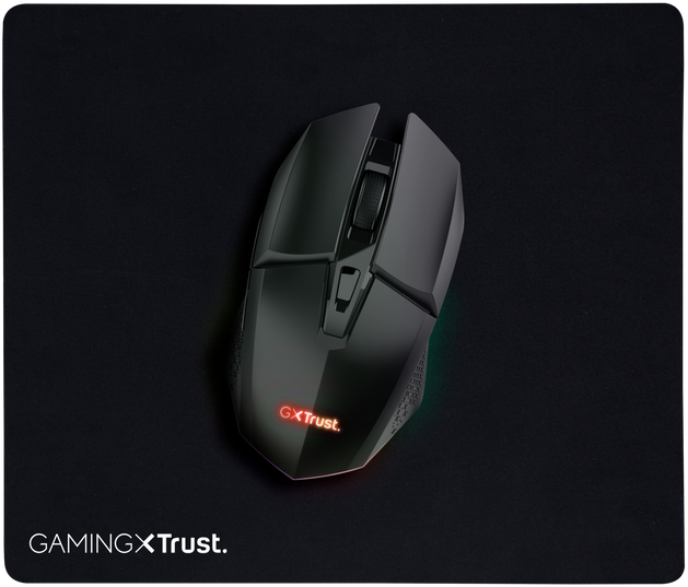 Egy fekete gaming egér egy fekete egéralátéten, a logóval 
