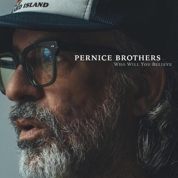 Pernice Brothers Albumcover. Zeigt einen Mann mit Mütze und Brille, Nahaufnahme.
