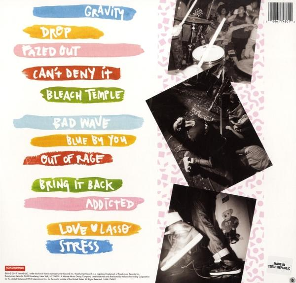Albumcover mit Songtiteln und Bildern einer Band, die auf einer Bühne spielt.