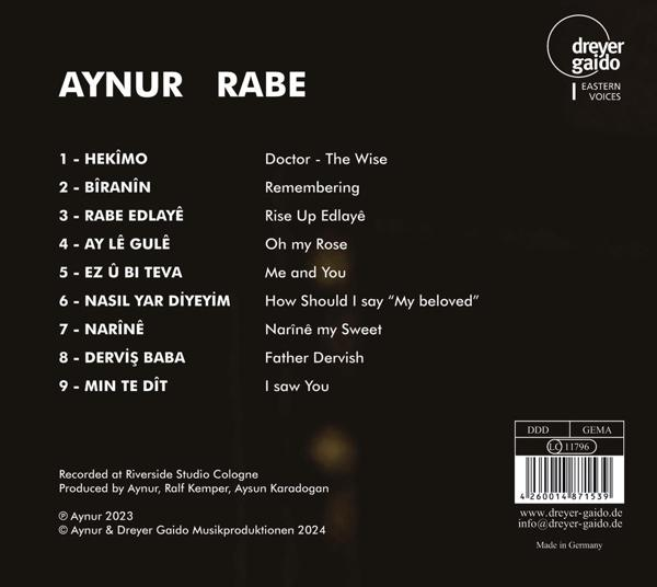 Albumcover mit weißem Text. Titel: Aynur Rabe.