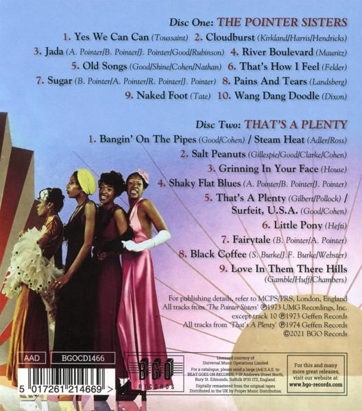 Vier Frauen in Kleidern stehen nebeneinander. Liste von Musiktiteln.