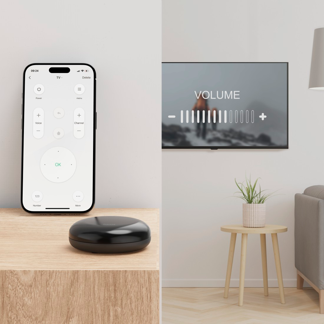 Smart Home-Setup mit Telefon, Bedienfeld und TV, der die Lautstärke zeigt.