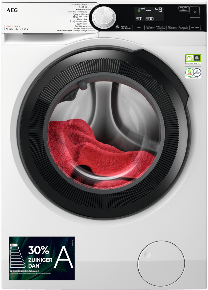 Een witte wasmachine met een rode doek erin. Het scherm toont instellingen en tijd.