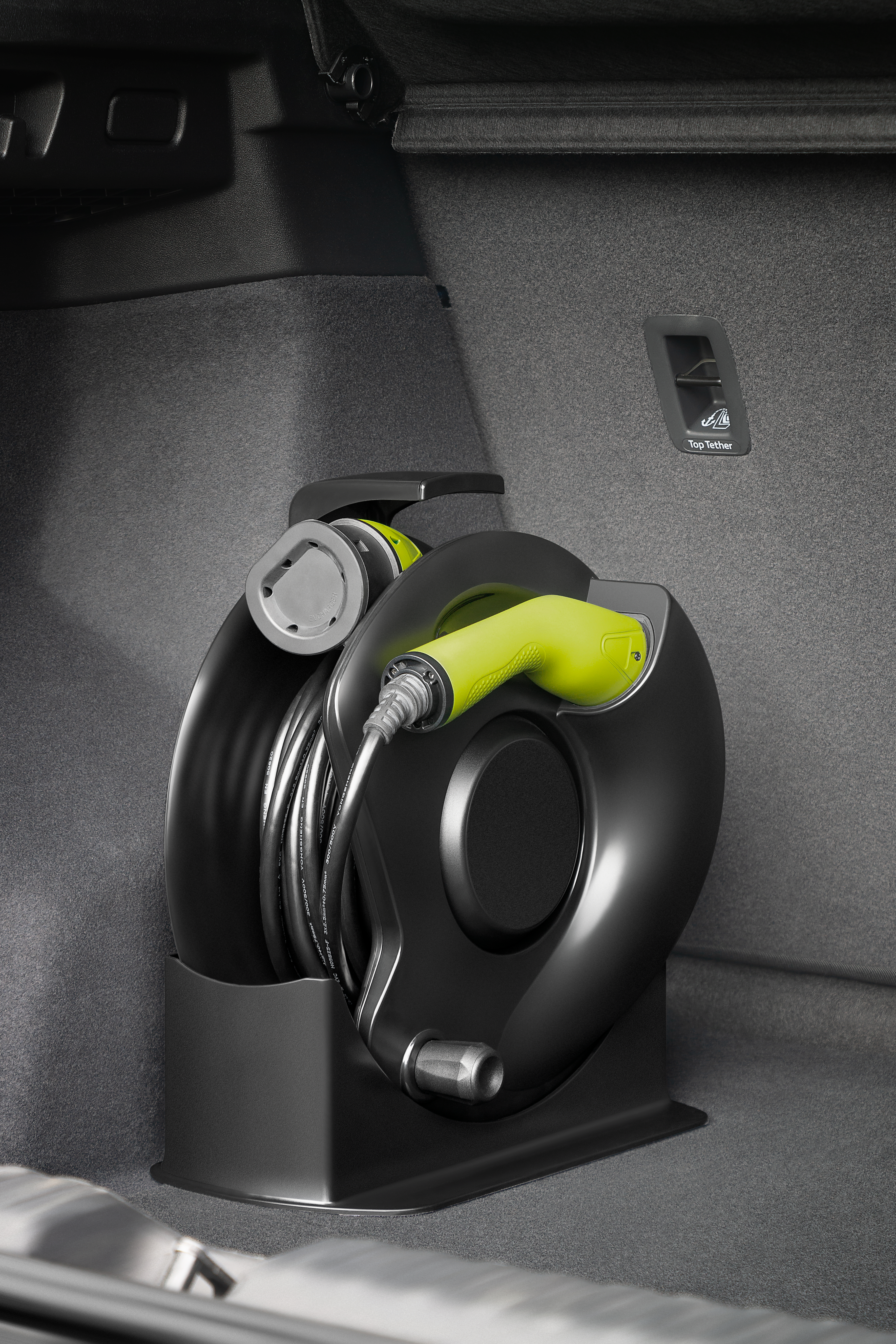 Schwarz-grünes Ladekabel für ein Elektroauto, im Kofferraum.