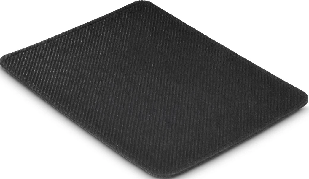 Ein schwarzes rechteckiges Mauspads mit diagonalem Rippenmuster. Die Kanten sind abgerundet. Der Hintergrund ist weiß.