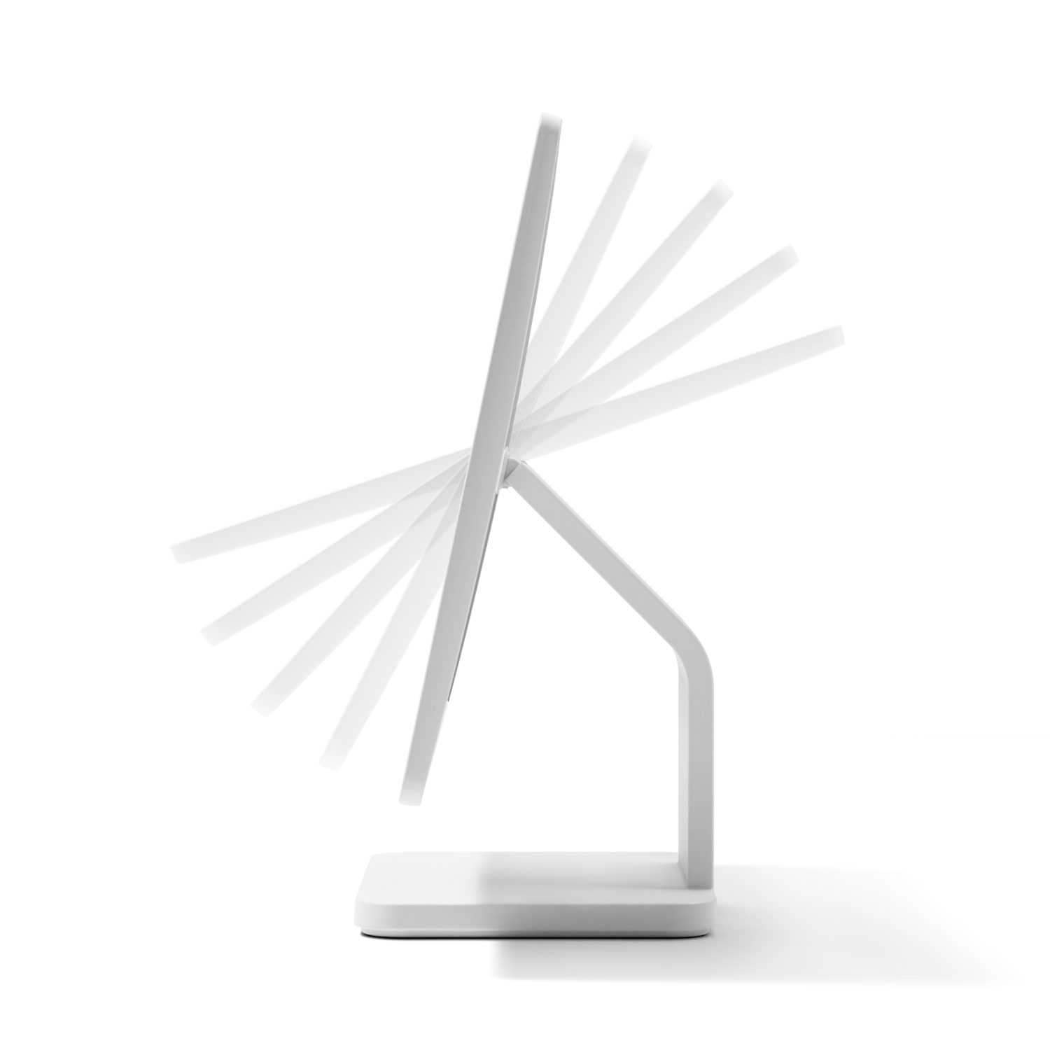 Witte kantelspiegel op een witte basis, die de verschillende kantelhoeken van de spiegel toont.