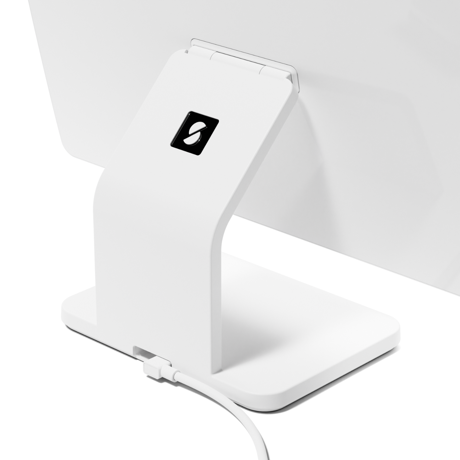 Een witte tabletstandaard. De standaard heeft een platte basis en een gebogen steunarm met een logo.