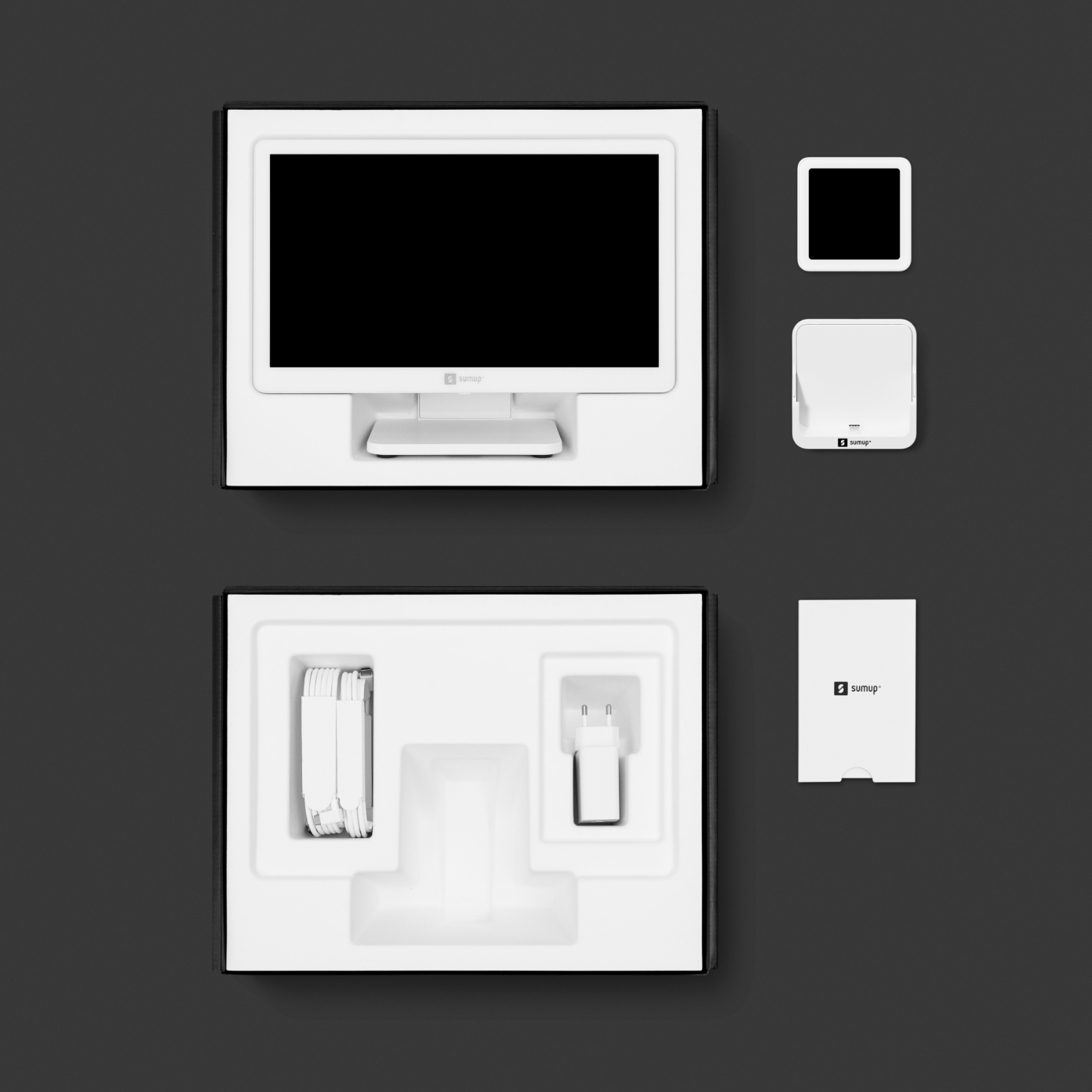 Witte en zwarte sumup-apparaatset. Inclusief een monitor, twee kaartlezers en oplaadaccessoires.
