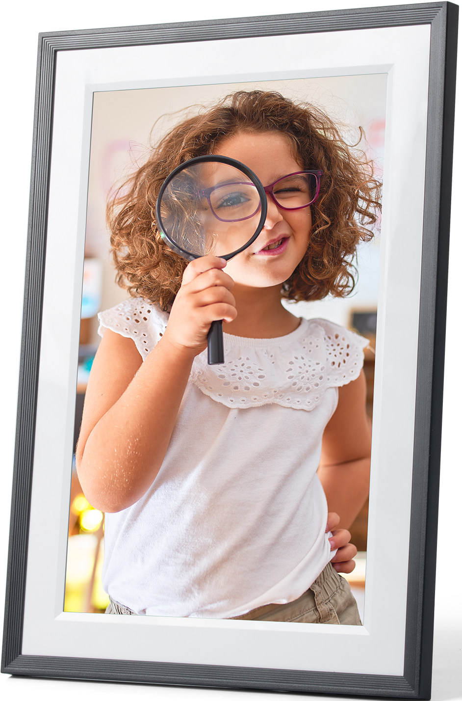 Une image encadrée d'une fille regardant à travers une loupe. La fille porte des lunettes et sourit.