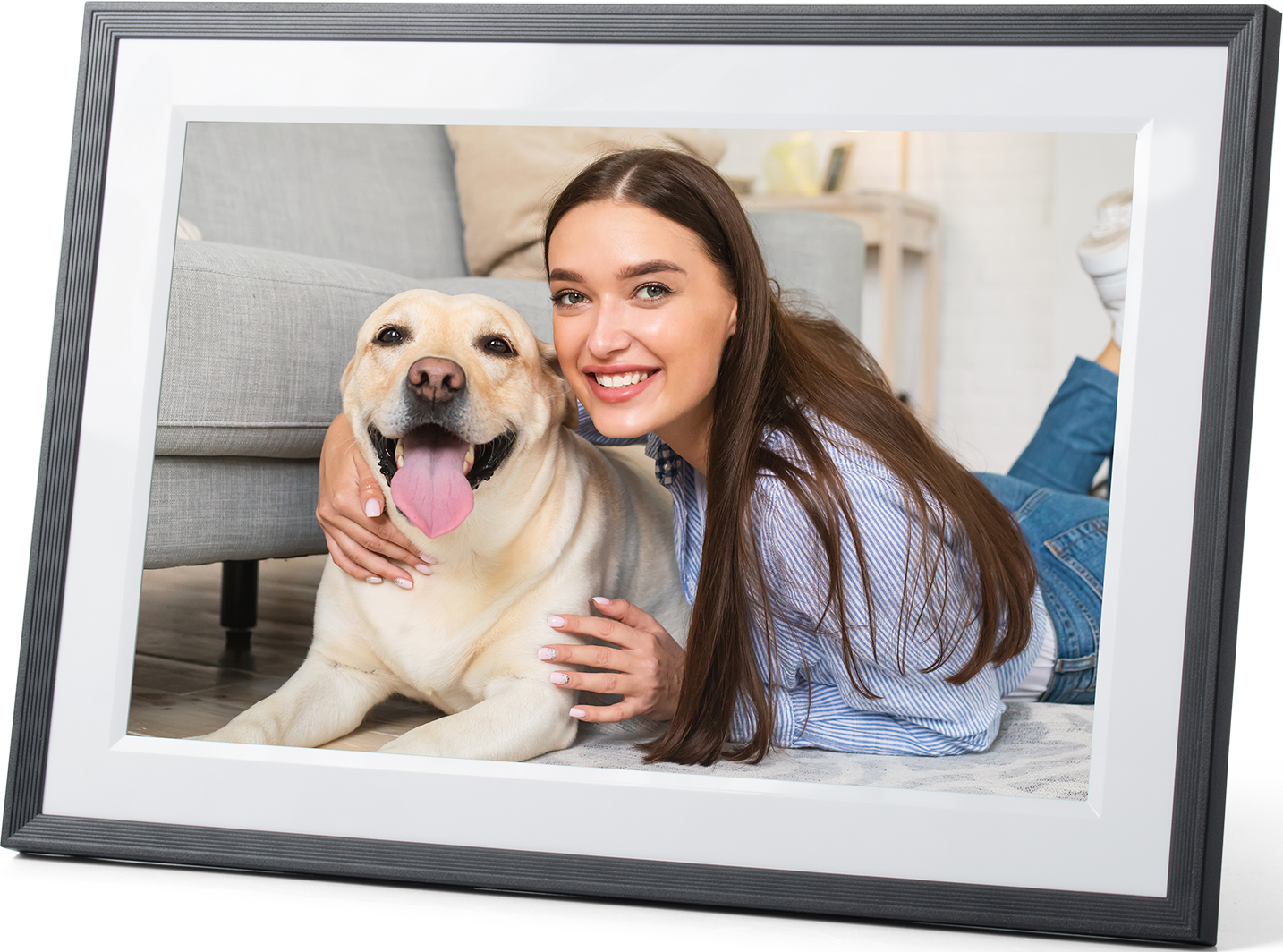 Femme et chien dans un cadre photo numérique. La femme sourit, la langue du chien est dehors.