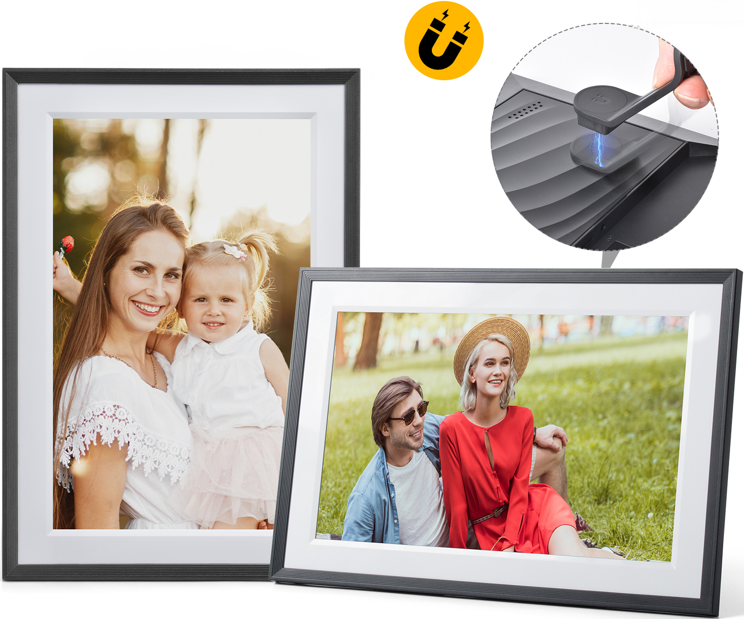 Cadres photo numériques affichant des photos de famille. Un avec un couple, l'autre avec une mère et un enfant.