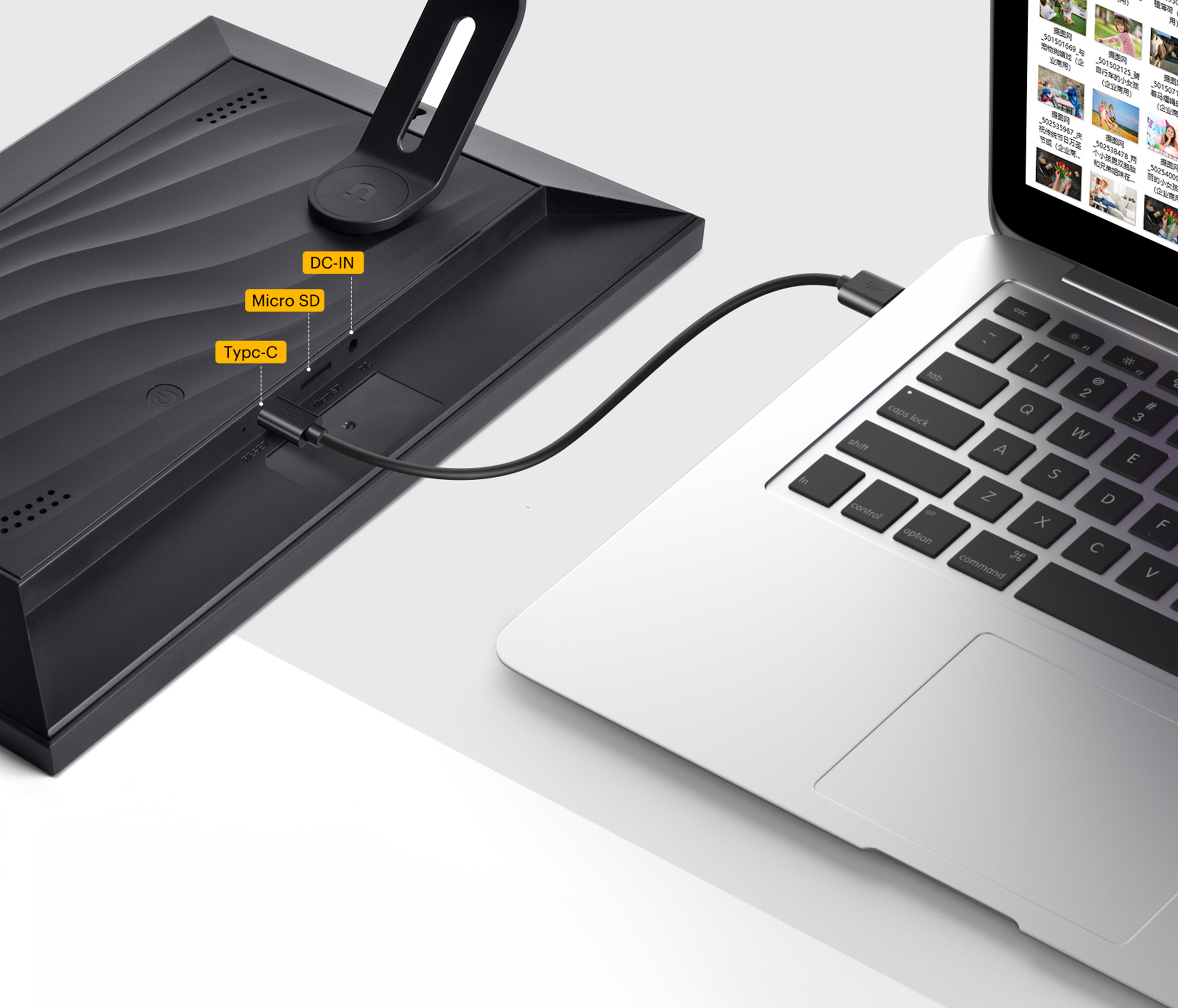Cadre photo numérique connecté à un ordinateur portable via USB.