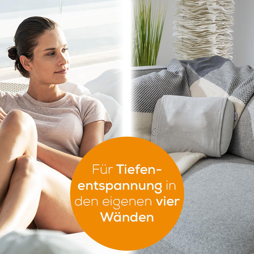 Eine Frau auf einem Sofa blickt aus dem Fenster. Ein graues Kissen liegt auf dem Sofa, mit Text auf einem orangefarbenen Kreis.