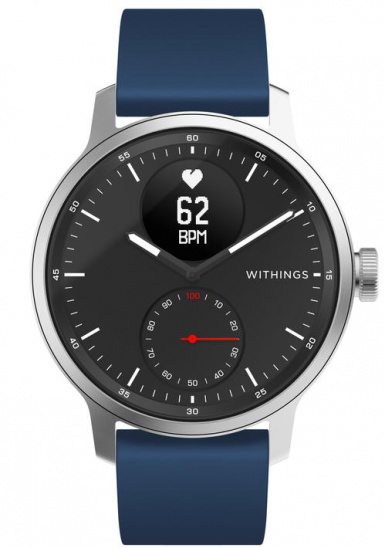 Okosóra fekete képernyővel, amely a pulzusszámot és a BPM-et mutatja. Kék szíj, ezüst tok, Withings logó.
