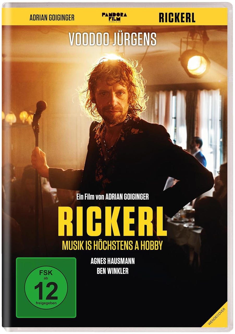 DVD-Cover mit einem Mann, der ein Mikrofon hält. Text: Ricklerl Musik is Höchstens A Hobby. Gelb und rot.