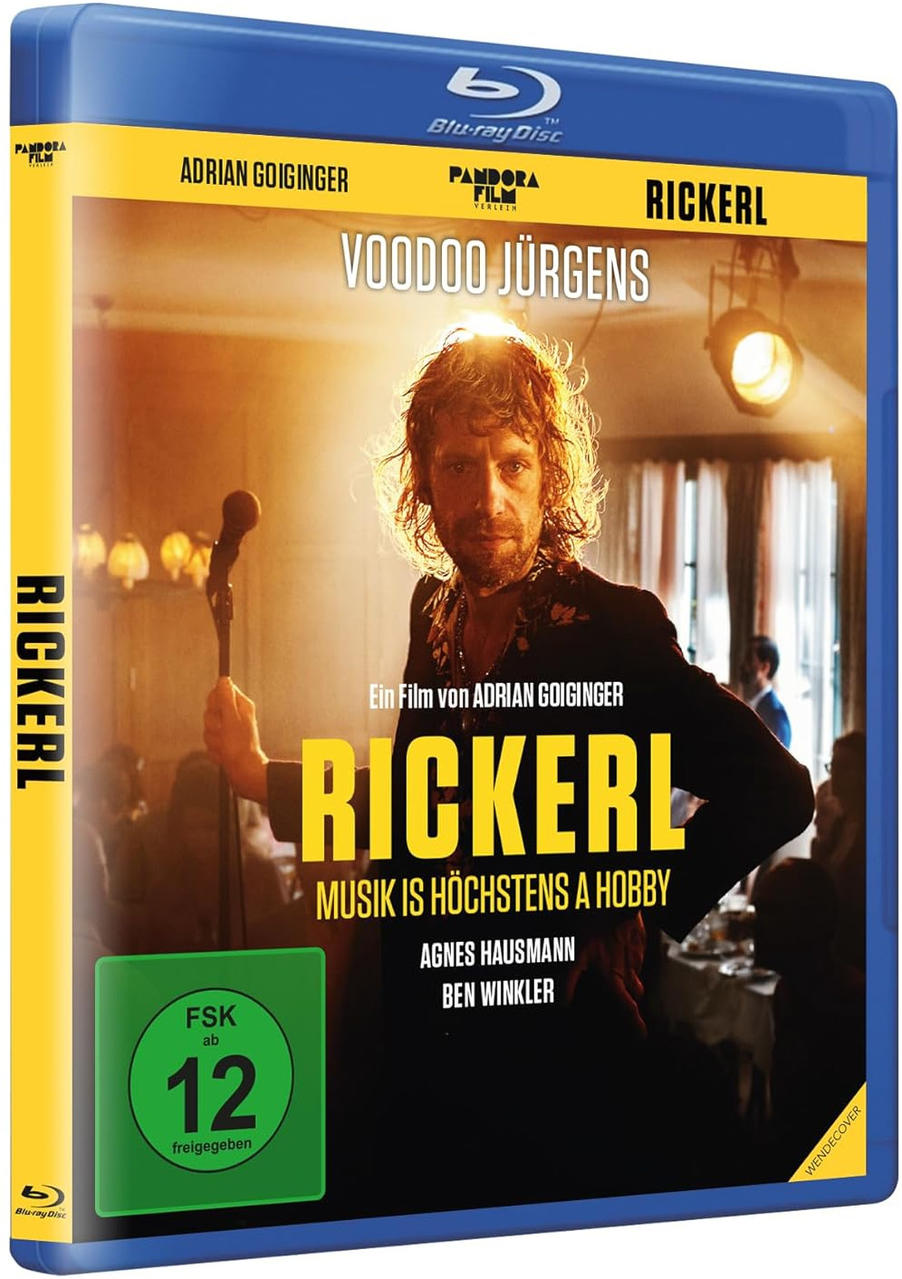 Blu-ray-Cover von RICKERL, mit einem Mann mit Mikrofon vor einer Menge.