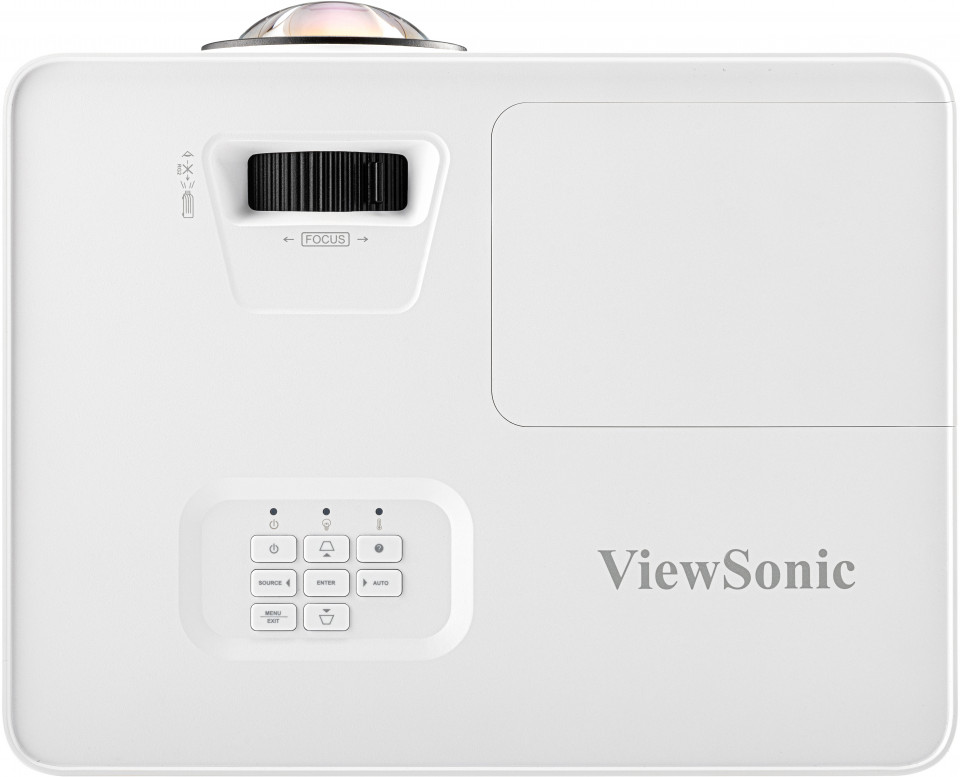 Egy fehér projektor fókuszálással és vezérlőpanellel. A ViewSonic logója a jobb alsó sarokban található.