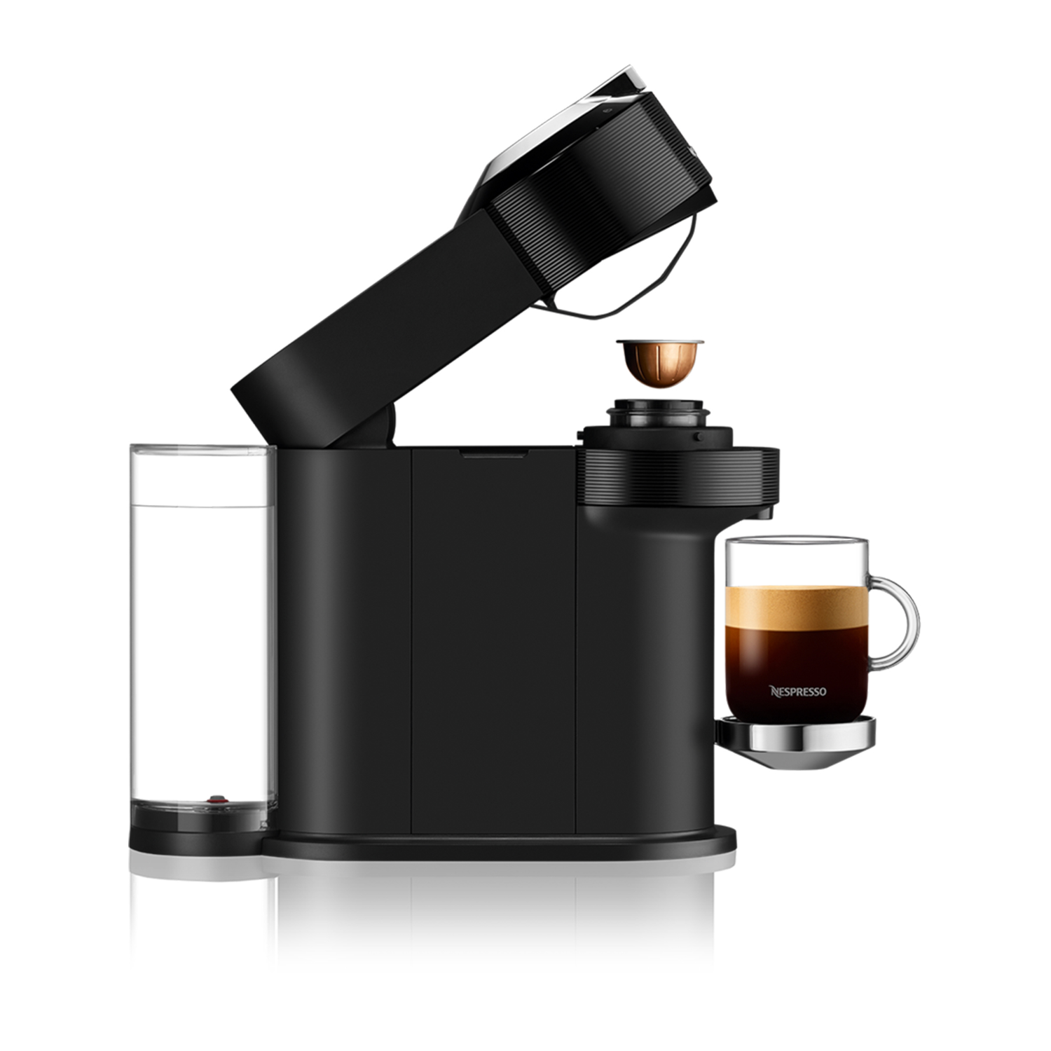 Zwarte Nespresso machine met open hendel. Een koffiekopje eronder.