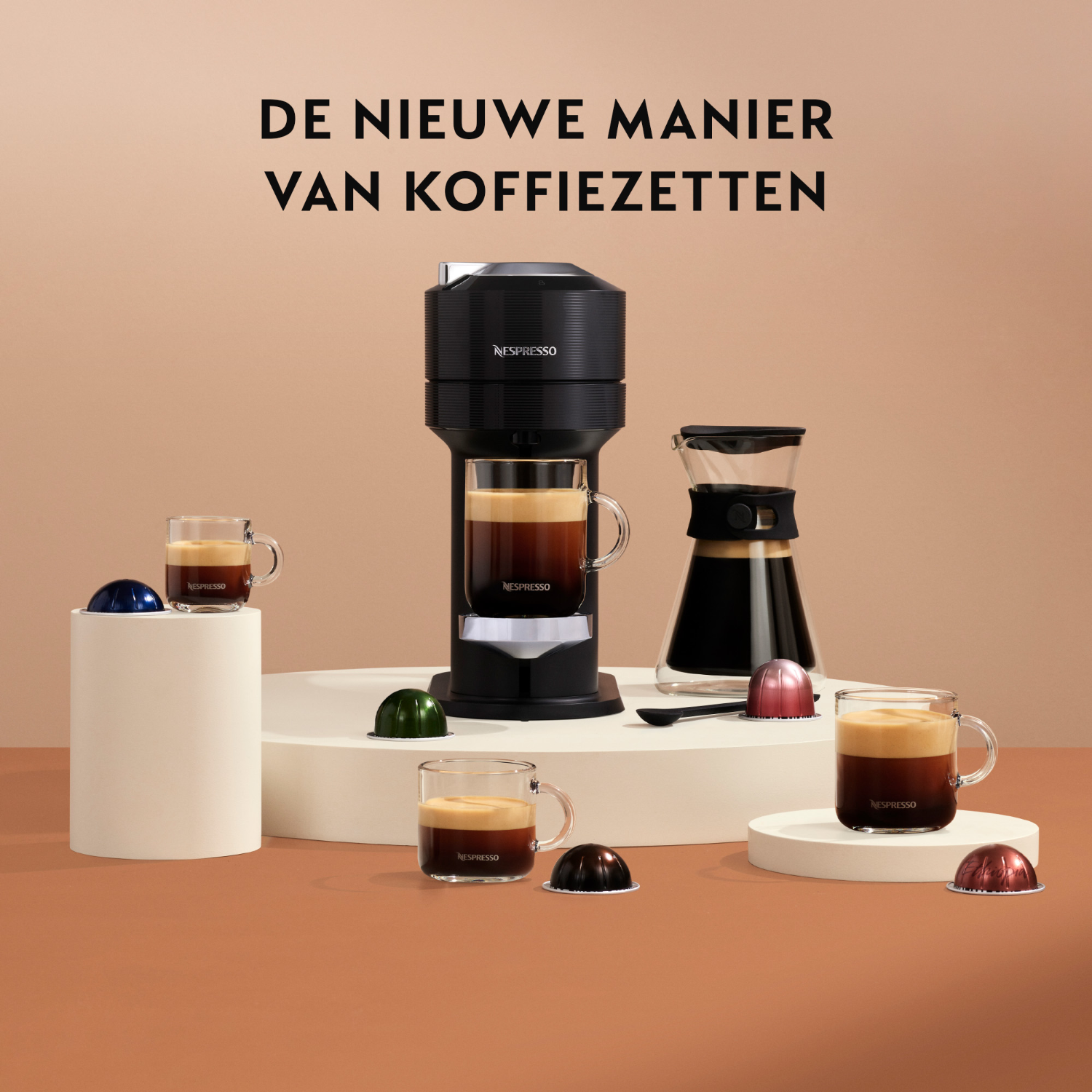 Koffiemachine met koffie en capsules. De tekst hierboven luidt: 'De nieuwe manier van koffiezetten'.