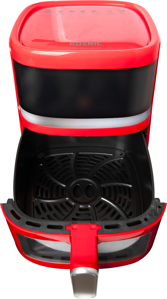 Rode en zwarte airfryer met een handvat en mand, op een witte achtergrond.
