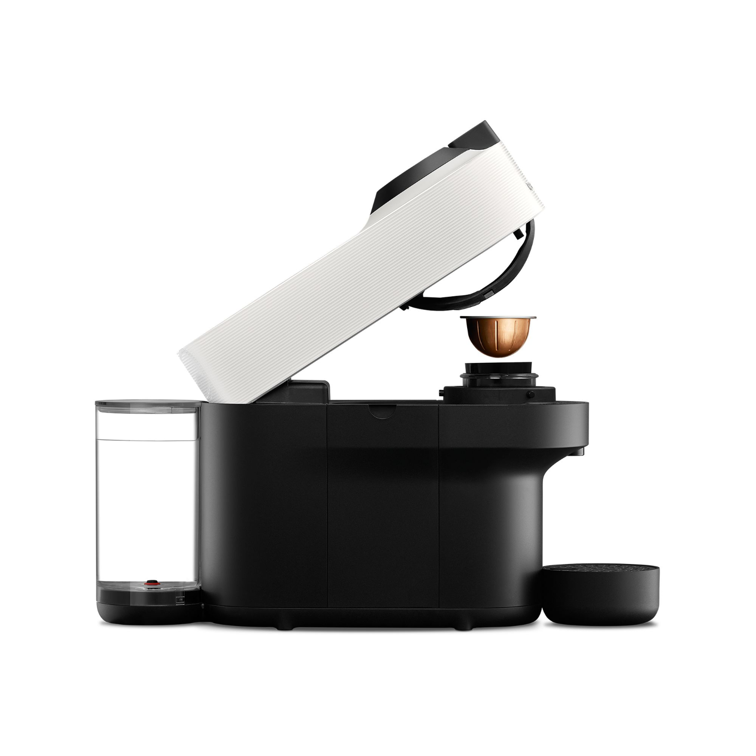 Zwart-witte Nespresso-koffiemachine met capsule en watertank. Koffie wordt gezet.