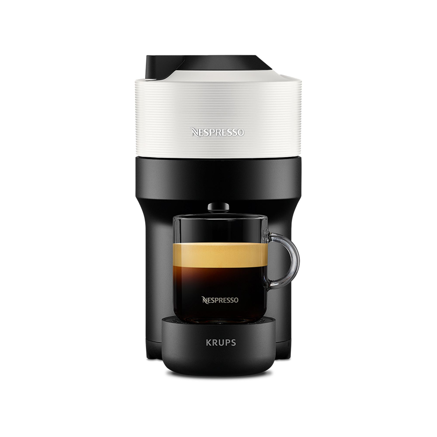 Een zwart-witte Nespresso koffiemachine met een glazen kopje koffie erop.