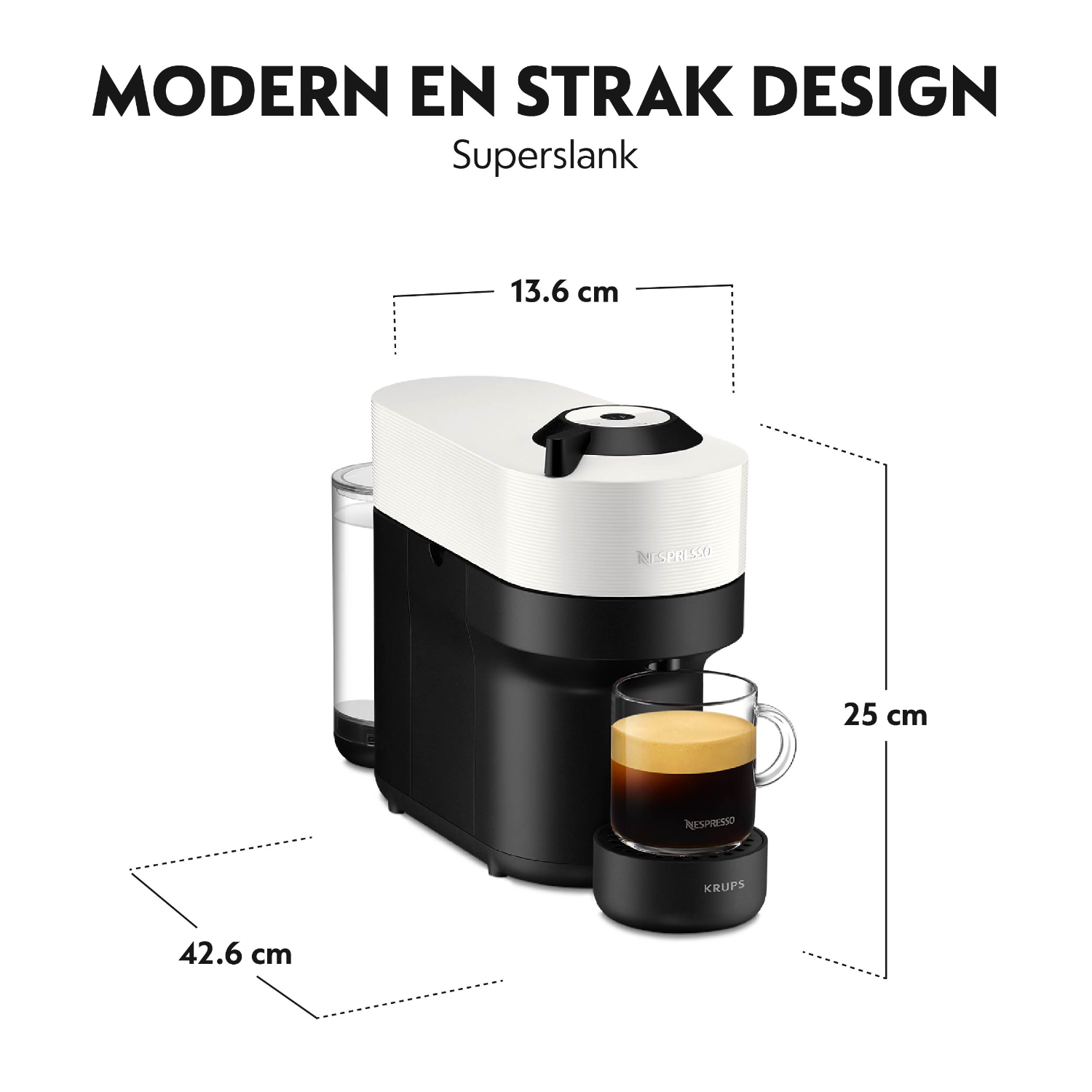 Koffiemachine met afmetingen. Het is wit en zwart, met een kopje koffie.