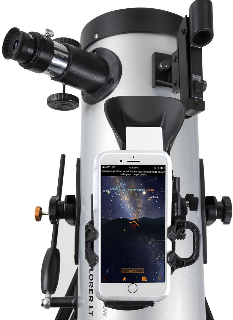 Telescopio argentato con telefono attaccato, che mostra una mappa stellare. Sfondo bianco.