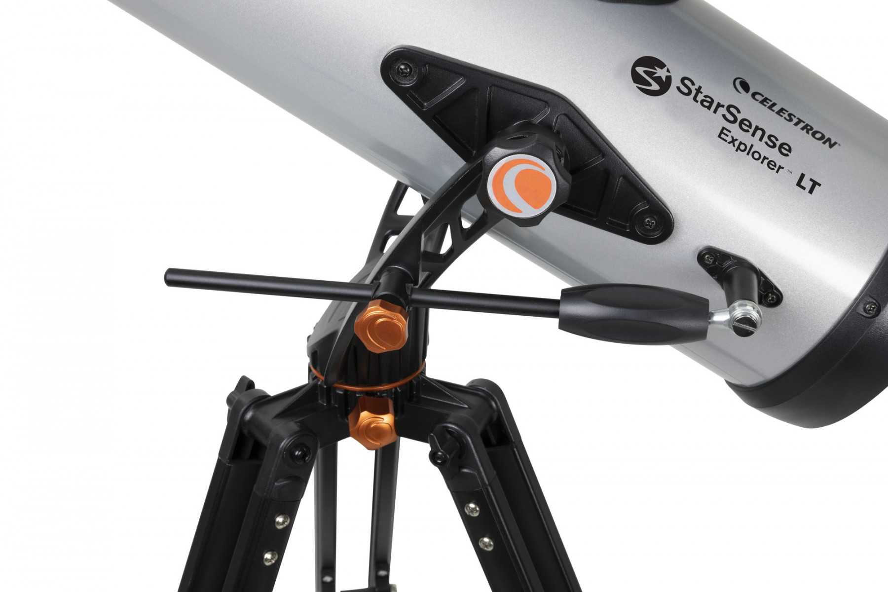 Un telescopio argentato su un treppiede nero, con sfondo bianco.