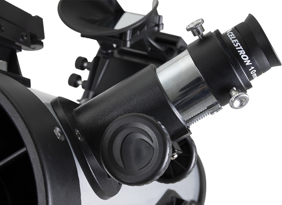 Telescopio con lente rivolta verso l'alto. Colori nero e argento. Primo piano su lente e parti.