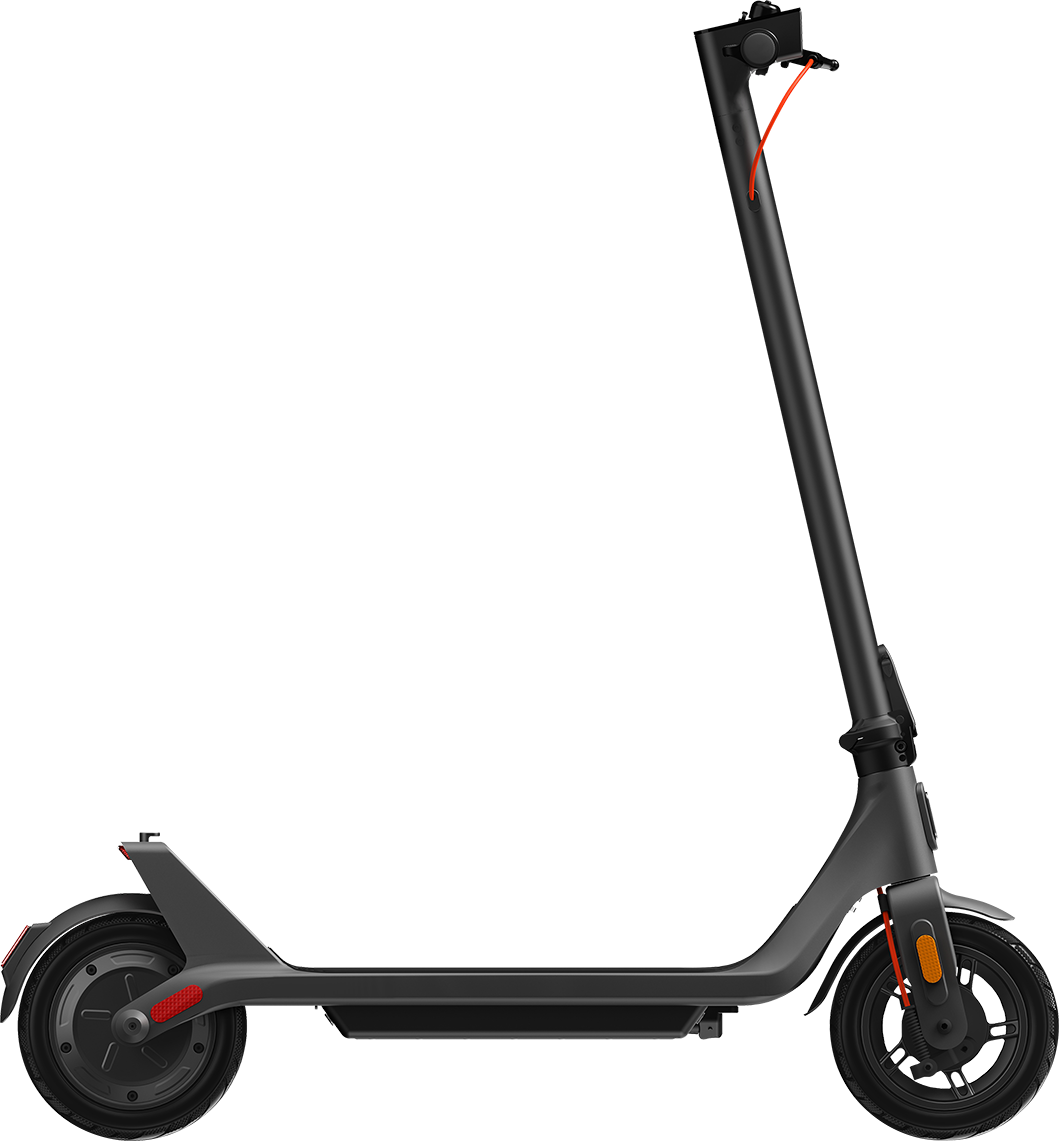 Egy szürke elektromos robogó fekete háttér előtt, profilból.