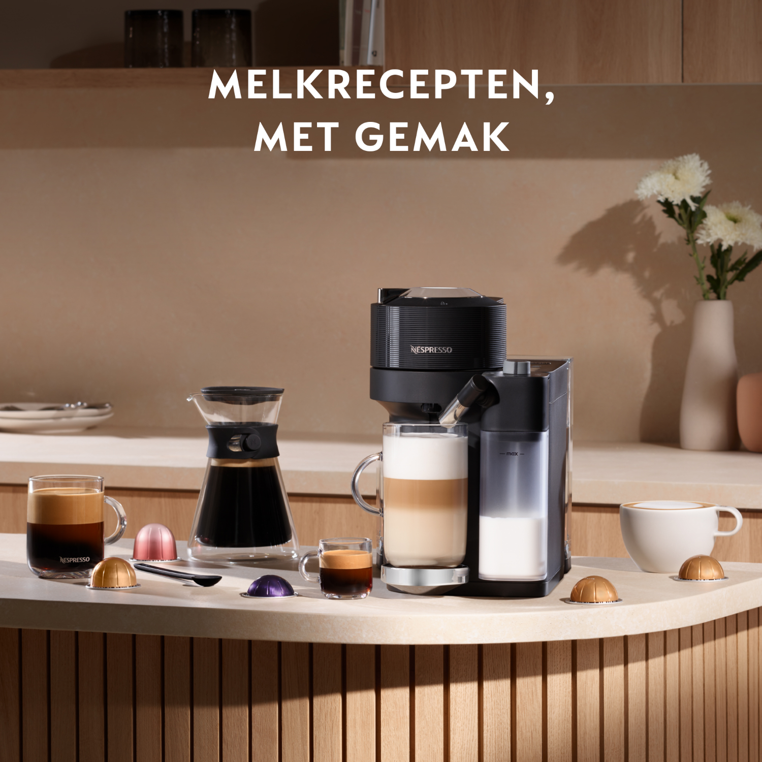 Kitchen scene with a coffee machine, coffee cups, and coffee capsules. Text: Melkrecepten, met gemak.