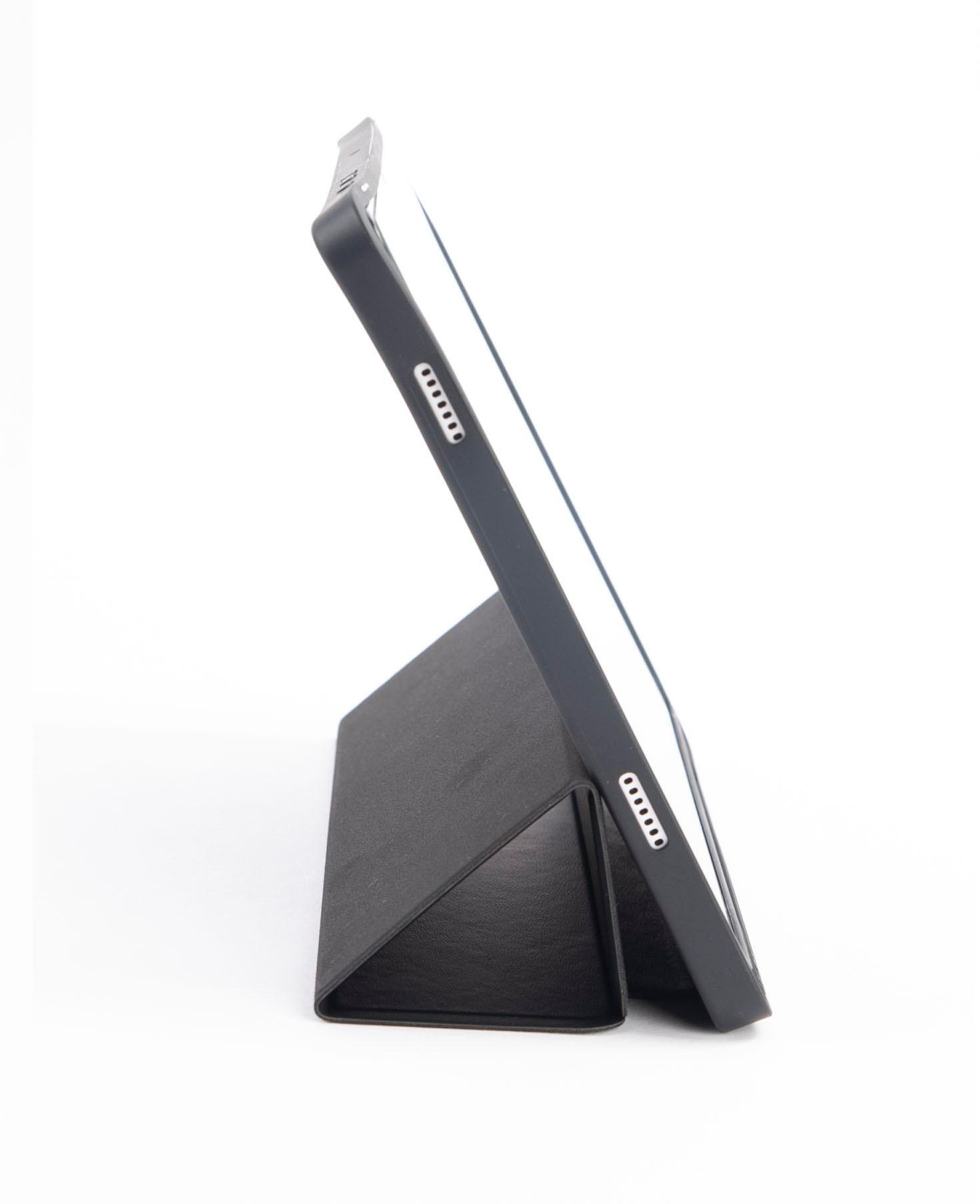 Schwarzes Tablet in einem schwarzen Ständer, Seitenansicht, weißer Hintergrund.