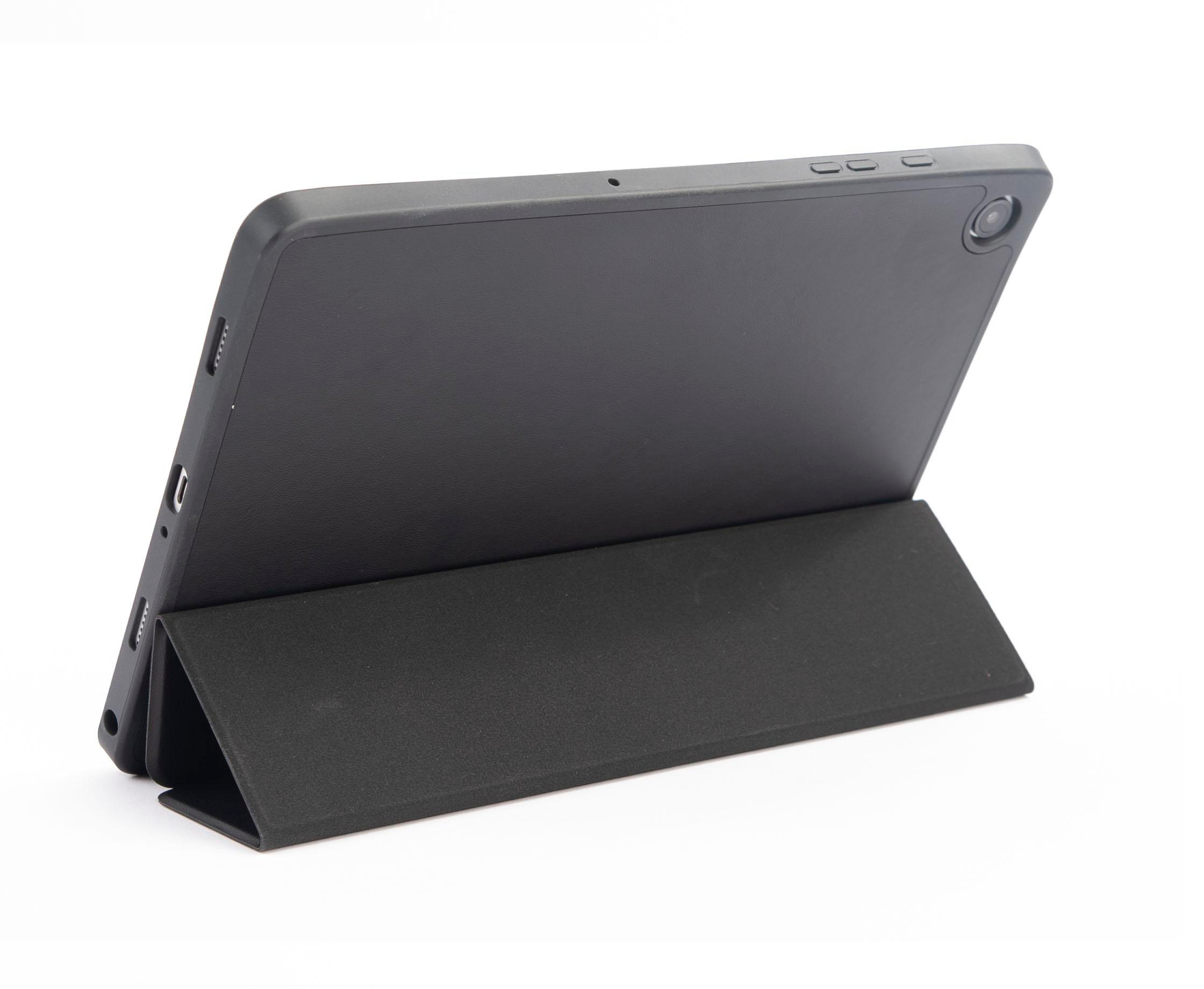 Schwarzes Tablet in einer schwarzen Hülle, aufgestellt. Sichtbare Anschlüsse und Knöpfe.