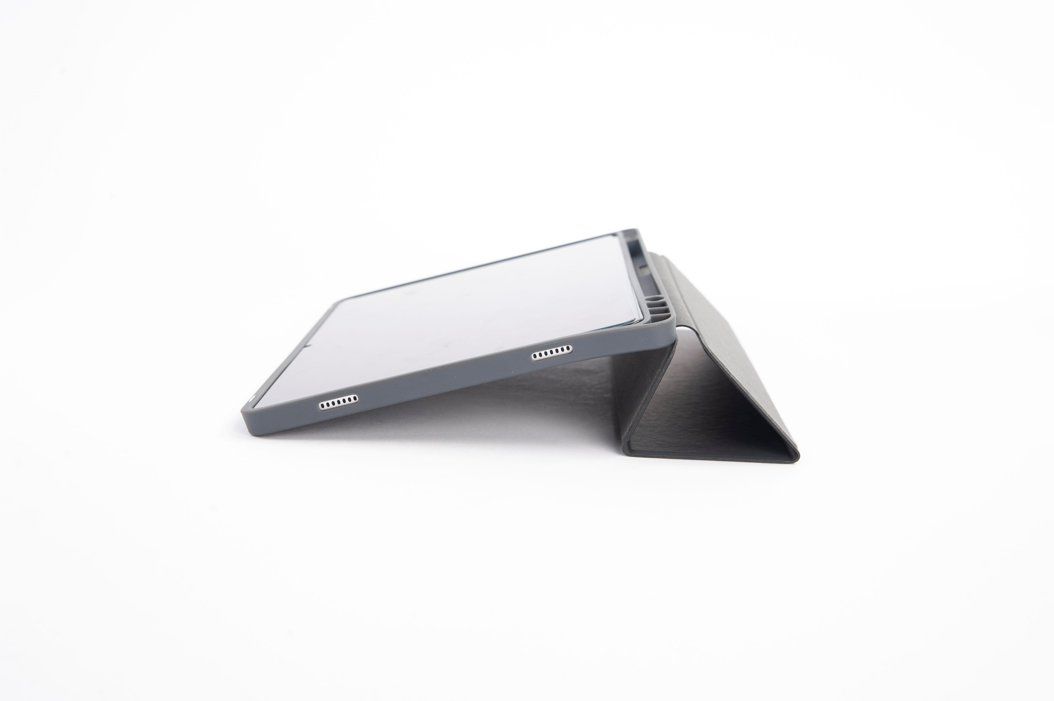 Tablet in einem grauen Gehäuse, in einem Winkel aufgestellt. Es befindet sich auf einer weißen Oberfläche. Das Gehäuse ist ein Ständer.