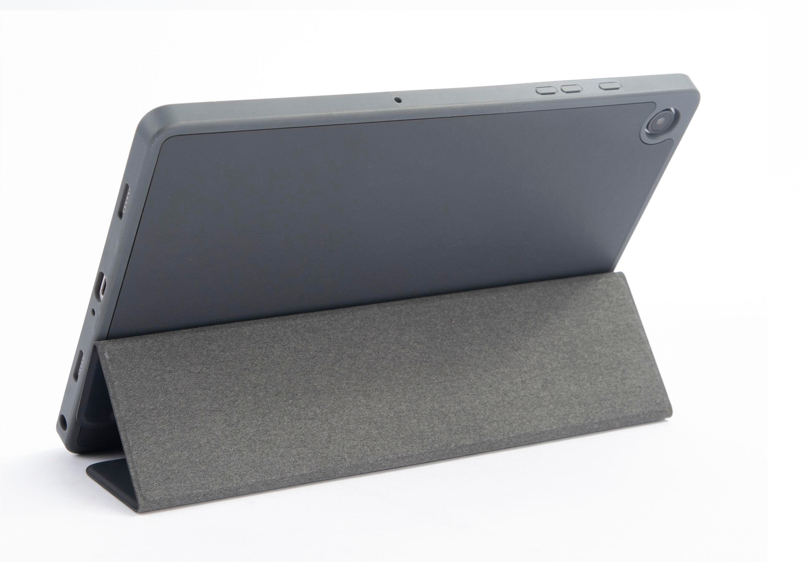 Ein Tablet mit Hülle, aufgestellt, abgewinkelt und von der Seite betrachtet.