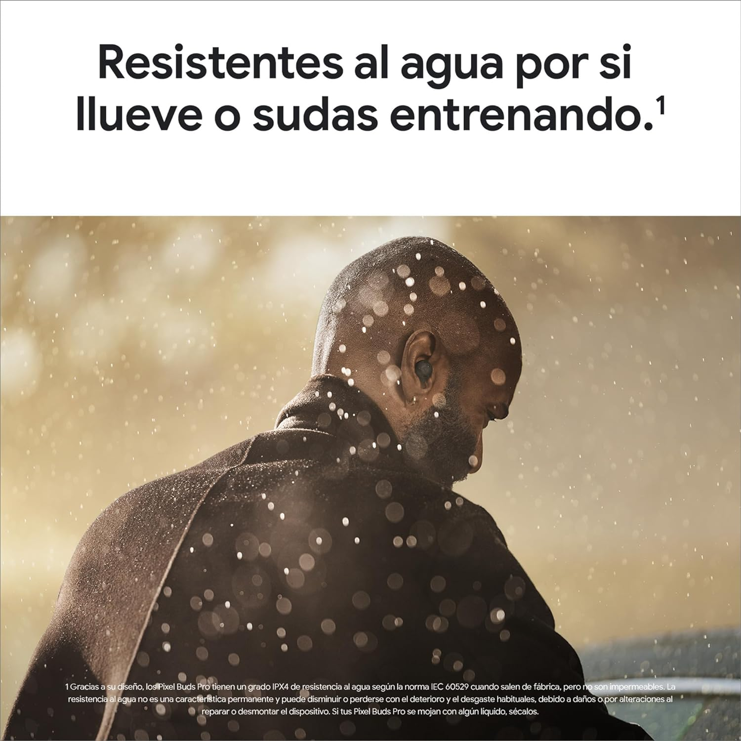 Un hombre con auriculares bajo la lluvia. Gotas de lluvia son visibles en el hombre y en el aire.