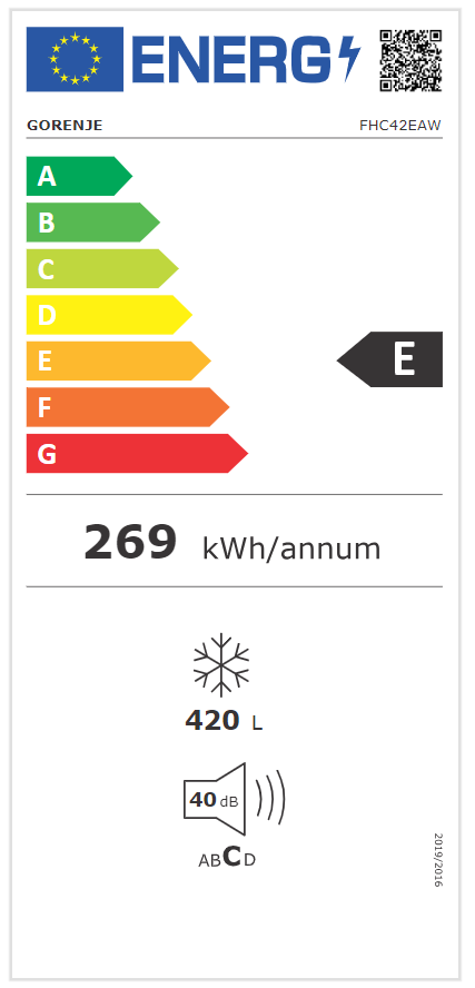 Energia címke egy hűtőszekrényhez. Megmutatja az energiahatékonysági osztályt és egyéb adatokat.