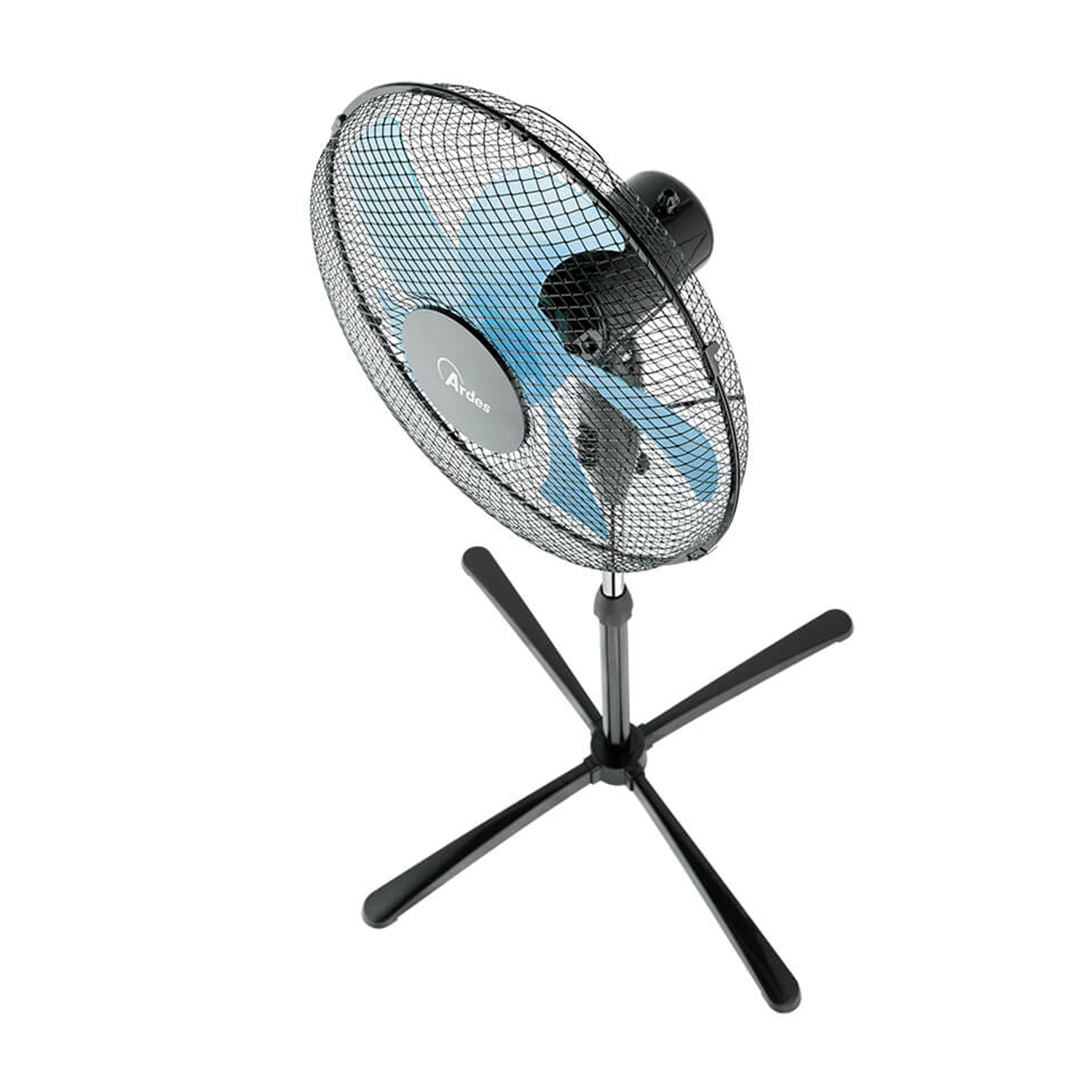 Ventilatore elettrico nero e blu su sfondo bianco, leggermente angolato.