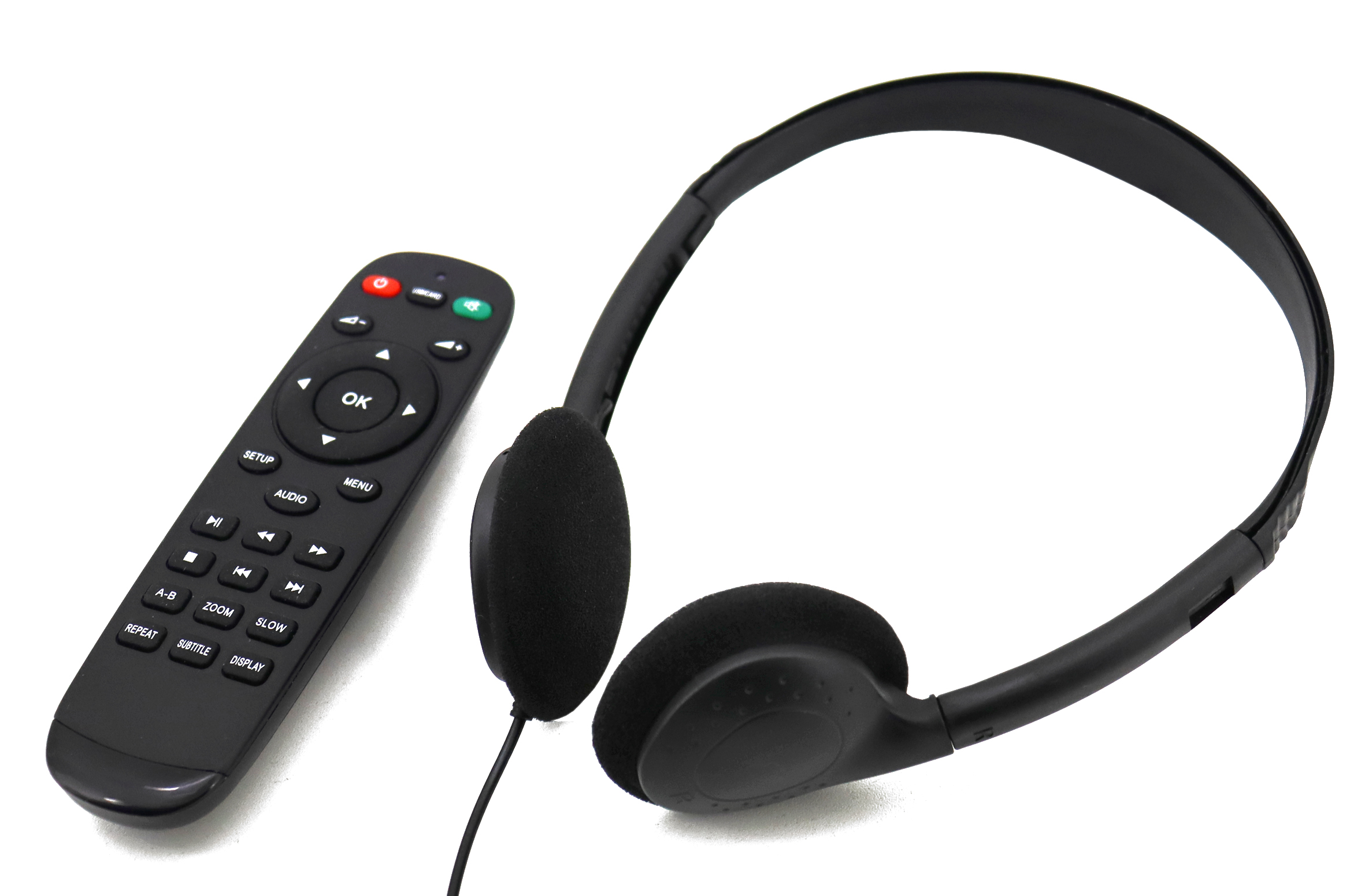 Schwarze Fernbedienung und Kopfhörer. Weißer Hintergrund. Die Kopfhörer sind Over-Ear.