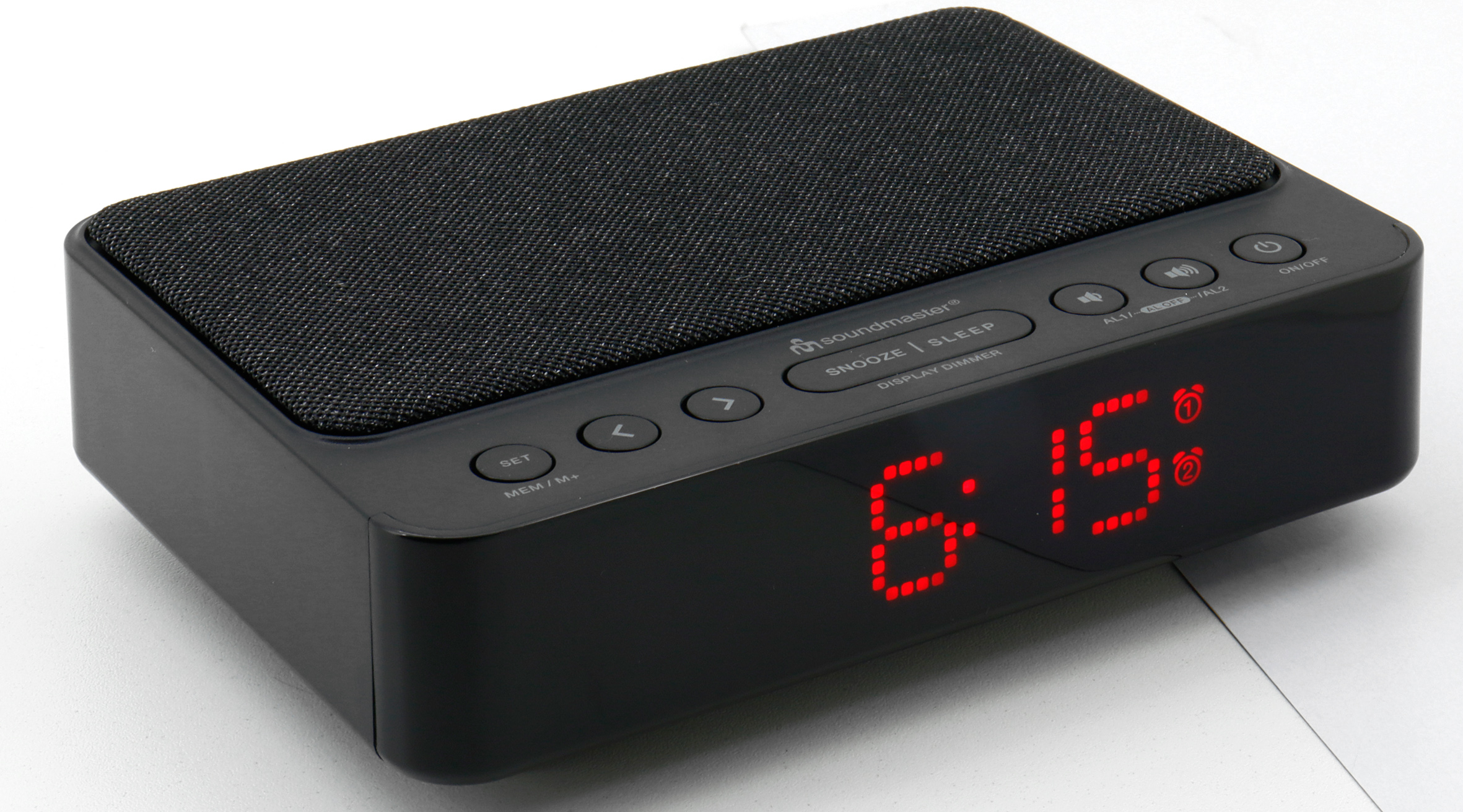 Schwarzer Soundmaster-Wecker mit roter Digitalanzeige 6:15, schwarzer Lautsprecher.