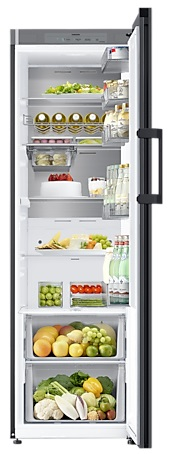 Lodówka z otwartymi drzwiami, pokazująca półki z jedzeniem i napojami w środku.