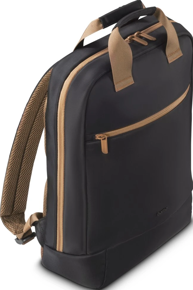 Ein schwarzer Rucksack mit beigen Trägern und Akzenten, mit geöffnetem Hauptreißverschluss. Schräge Perspektive.