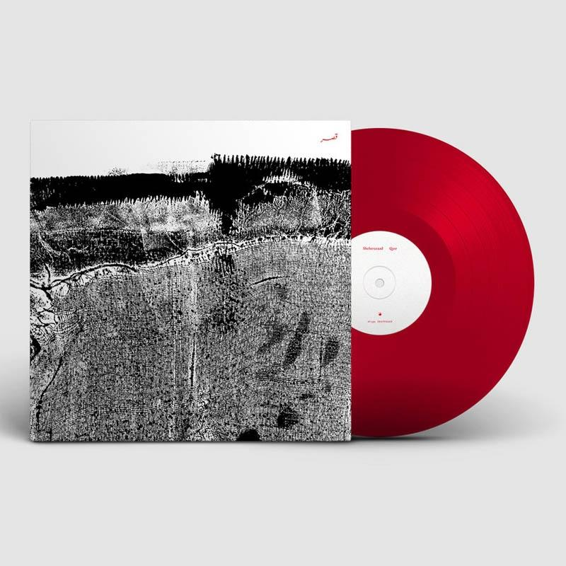 Rote Schallplatte und Albumcover mit abstrakter Kunst und roten Akzenten.