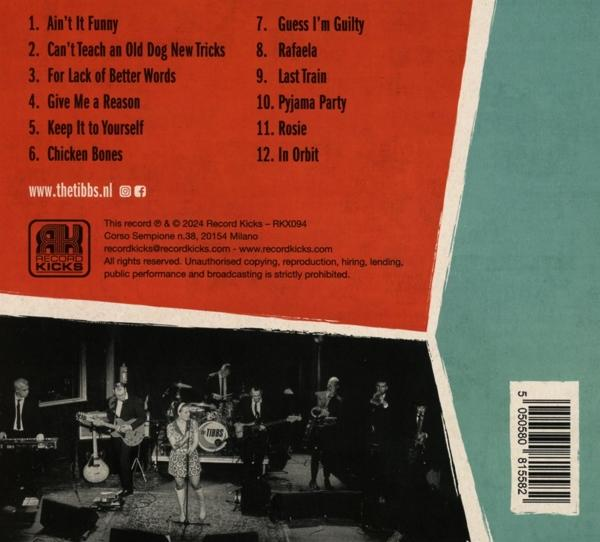 Band auf Bühne mit Sängerin im Vordergrund. Trackliste und Infos oben.