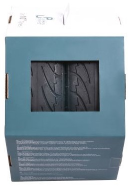 Wnętrze pudełka zawierającego dwie czarne opony. Opony mają wzór bieżnika.